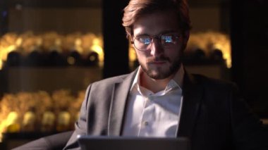 İş adamı internet sörfü yaparken dokunmatik ekranlı tablet bilgisayar yüzeyi kullanıyor. Çevrimiçi çalışma ya da metin mesajı için internet tableti kullanan kendine güvenen işadamı.