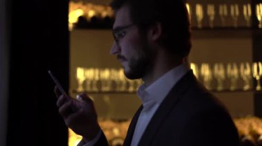 Akşamları pencerenin yanında dikilirken şık gömlekli mutlu delikanlıyı kapat. Modern teknoloji ve boş zaman kavramı