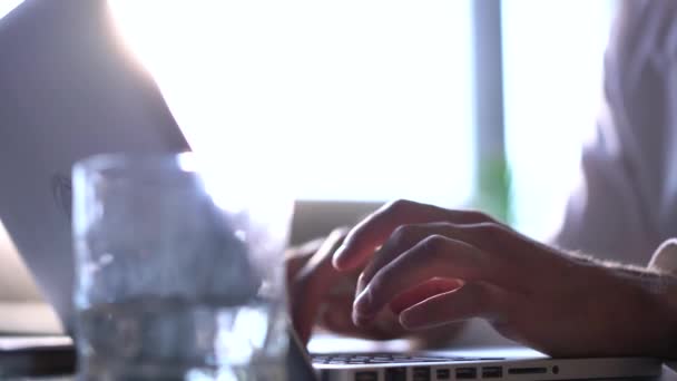 Les mains de l'utilisateur masculin tapant sur le clavier de l'ordinateur portable s'assoient à table, travail d'étude professionnel d'étudiant hipster d'homme d'affaires avec le concept de technologie de logiciel de PC, vue rapprochée. — Video