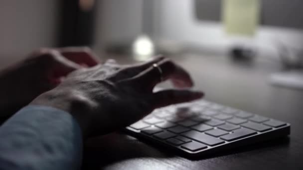 Le mani digitando la tastiera in sera. Concetto di uomo e tecnologia e impresa — Video Stock