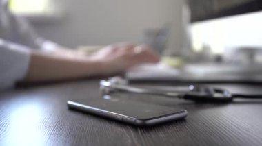 Meşgul doktor ya da bilim adamı laptopla çalıştığı için çağrıya cevap vermiyor