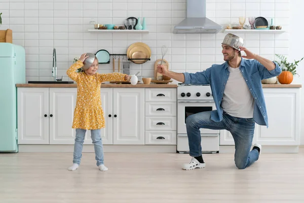 Caucasico padre e figlia godere di battaglia divertente attività in cucina trascorrere del tempo attivo insieme nel fine settimana a casa — Foto Stock
