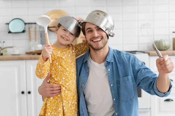 Caucásico padre e hija disfrutar de la batalla divertida actividad en la cocina pasar tiempo activo juntos en fin de semana en casa — Foto de Stock