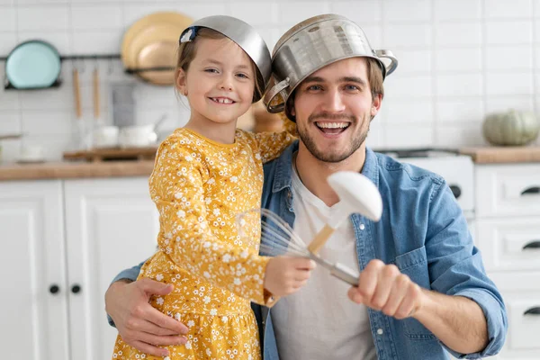 Caucásico padre e hija disfrutar de la batalla divertida actividad en la cocina pasar tiempo activo juntos en fin de semana en casa — Foto de Stock