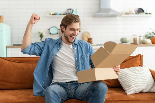 Homem feliz cliente desembalagem caixa de papelão receber pacote de entrega de correio aberto — Fotografia de Stock