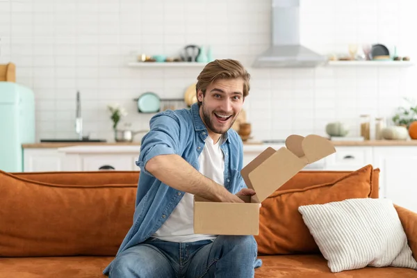 Homem feliz cliente desembalagem caixa de papelão receber pacote de entrega de correio aberto — Fotografia de Stock