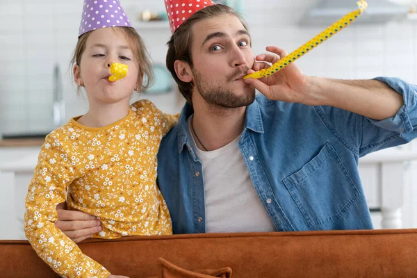 Fête d'anniversaire. Famille Fête des filles Anniversaire, s'amuser à la fête, porter des chapeaux d'anniversaire. — Photo