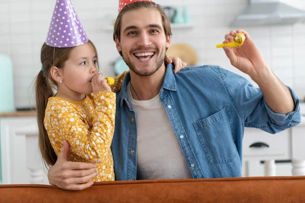 생일 파티. 생일 축하 파티를 즐기고 생일 모자를 쓰고 있는 가족들. — 스톡 사진