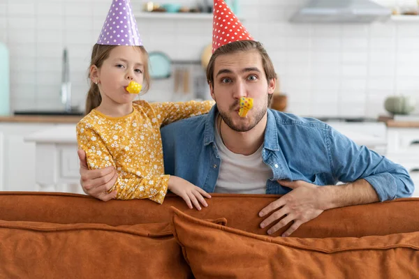 Doğum günü partisi. Aile kızlarının doğum gününü kutluyor, partide eğleniyor, doğum günü şapkaları takıyor.. — Stok fotoğraf