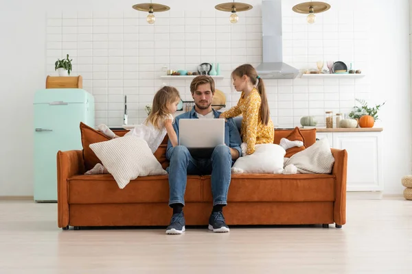 Père qui travaille à la maison avec des enfants. Enseignement à domicile, rester à la maison, distance sociale pendant la quarantaine pour le coronavirus — Photo