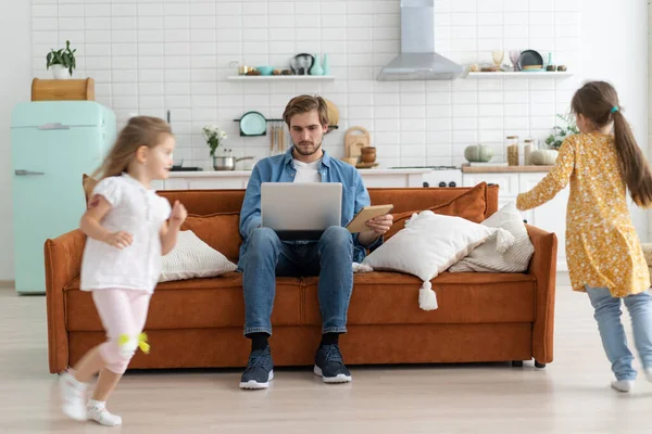 Père qui travaille à la maison avec des enfants. Enseignement à domicile, rester à la maison, distance sociale pendant la quarantaine pour le coronavirus — Photo