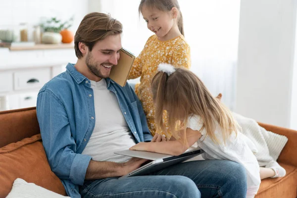 Father working from home with children. Homeschooling, stay home, social distancing during coronavirus quarantine — Stockfoto