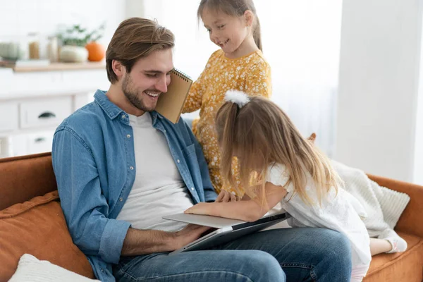 Père qui travaille à la maison avec des enfants. Enseignement à domicile, rester à la maison, distance sociale pendant la quarantaine pour le coronavirus — Photo