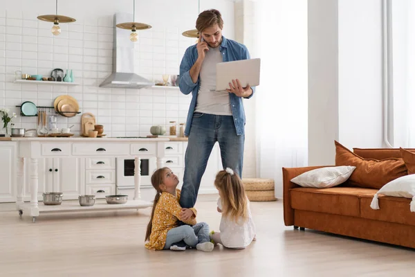 Père qui travaille à la maison avec des enfants. Enseignement à domicile, rester à la maison, distance sociale pendant la quarantaine pour le coronavirus — Photo