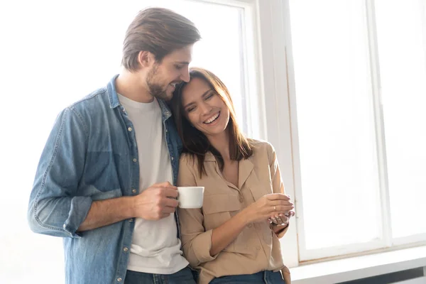 Retrato de una pareja tomando café en su sala de estar —  Fotos de Stock