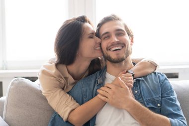 Mutlu çift mi yoksa evdeki kanepede sarılıp eğlenmek mi?.