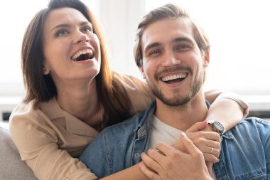 Mutlu çift mi yoksa evdeki kanepede sarılıp eğlenmek mi?.