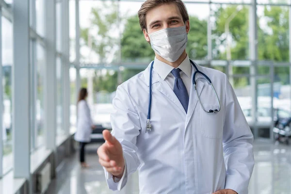 Retrato médico masculino en el hospital con máscaras faciales mirando a la cámara, concepto de virus corona —  Fotos de Stock