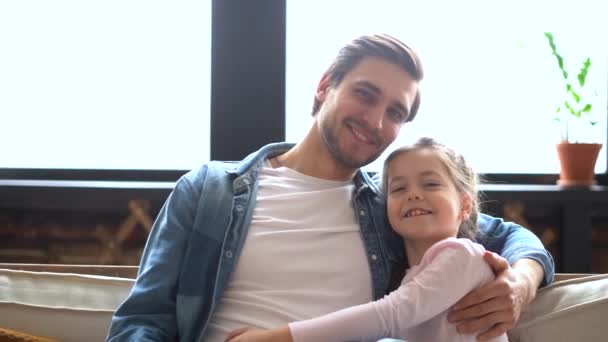 Portret van een klein meisje met vader. Gelukkige dochter knuffelt vader. — Stockvideo