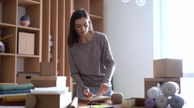 Ticari girişimci teslimat için bir paket hazırlıyor