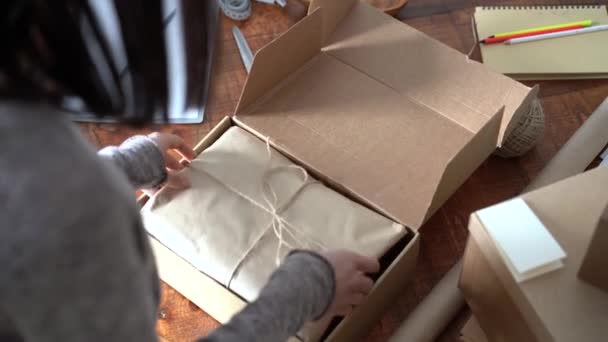 Elektronický obchod podnikatel připravuje balíček k dodání — Stock video