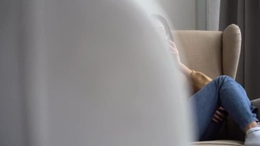 Çekici Hintli melez kadın evde cep telefonuyla konuşuyor..