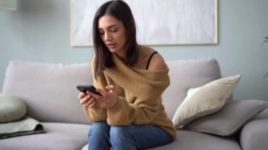 Hintli melez kadın akıllı telefon kullanıyor sosyal medyada geziniyor, mesajlar yolluyor.