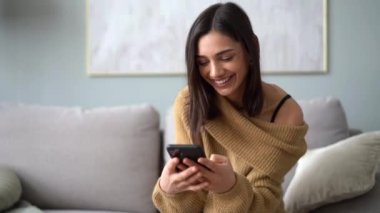 Hintli melez kadın akıllı telefon kullanıyor sosyal medyada geziniyor, mesajlar yolluyor.
