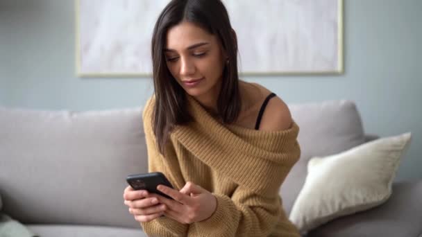 Indiana mulher mestiça usando telefone inteligente surfar redes sociais, mensagens de texto — Vídeo de Stock