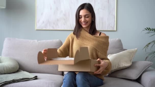 Atraente indiana mestiça mulher cliente caixa de pacote de abertura em casa — Vídeo de Stock