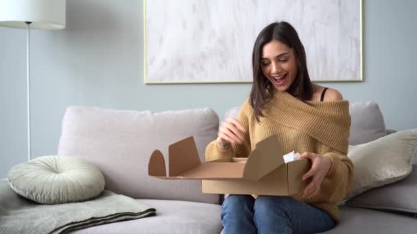 Atraente indiana mestiça mulher cliente caixa de pacote de abertura em casa — Vídeo de Stock