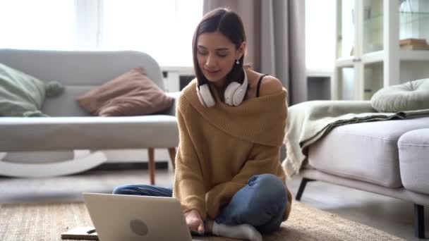 Atrakcyjne Indian mieszane rasy kobieta siedzi na podłodze i za pomocą laptopa — Wideo stockowe