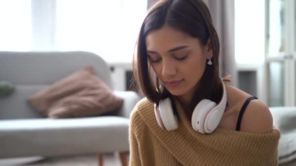 Atrakcyjne Indian mieszane rasy kobieta siedzi na podłodze i za pomocą laptopa — Wideo stockowe