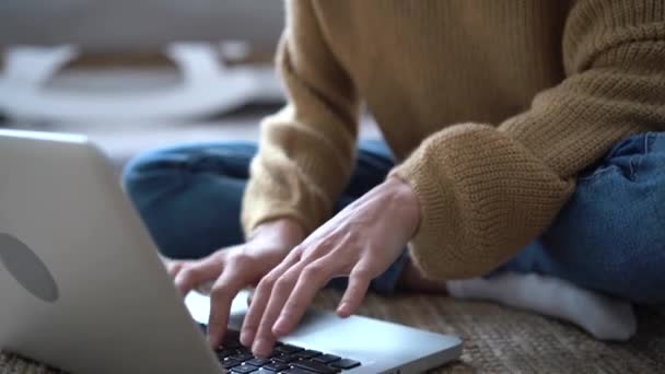 Çekici Hintli melez kadın yerde oturuyor ve dizüstü bilgisayar kullanıyor. — Stok video