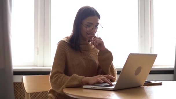 Attraente donna indiana mista digitando sul computer portatile che lavora in internet — Video Stock