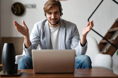 Evden çalışan uzaktan kumandalı bir erkek ve iş yerinden görüntülü arama.