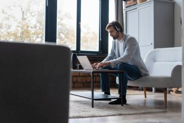 Evden çalışan uzaktan kumandalı bir erkek ve iş yerinden görüntülü arama.