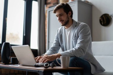 Evden çalışan uzaktan kumandalı bir erkek ve iş yerinden görüntülü arama.