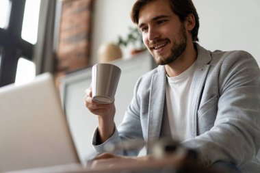 Evden çalışan uzaktan kumandalı bir erkek ve iş yerinden görüntülü arama.
