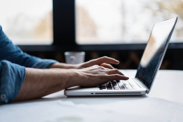 Манипуляции на клавиатуре ноутбука.