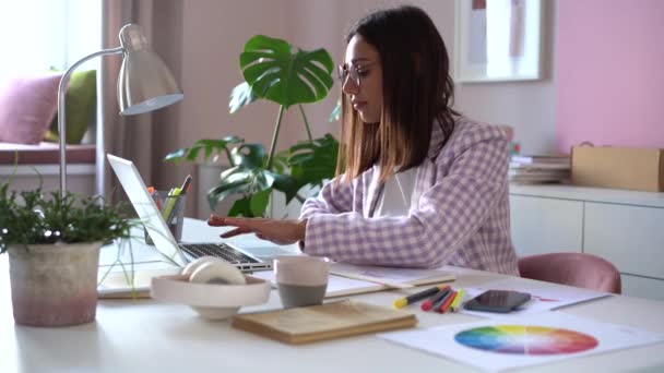 Jovem indiana mestiça mulher calcular contas domésticas pagar empréstimo pagamento on-line no laptop sentar na mesa de escritório — Vídeo de Stock