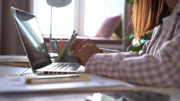 Les mains féminines de l'ouvrière d'entreprise utilisatrice professionnelle utilisant la dactylographie sur ordinateur portable clavier portable assis au bureau — Video