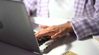 Çekici Hintli melez kadın akşam ofisinde dizüstü bilgisayarda klavye yazıyor. Stüdyoda dizüstü bilgisayarda çalışan iş kadını.