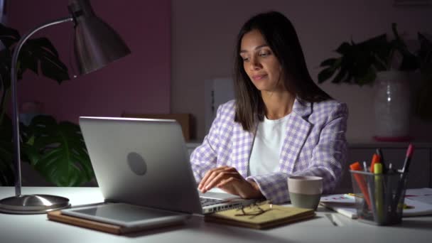 Atraktivní indické smíšená-závod žena psaní notebook klávesnice ve večerní kanceláři. Obchodní žena pracující na notebooku ve studiu — Stock video