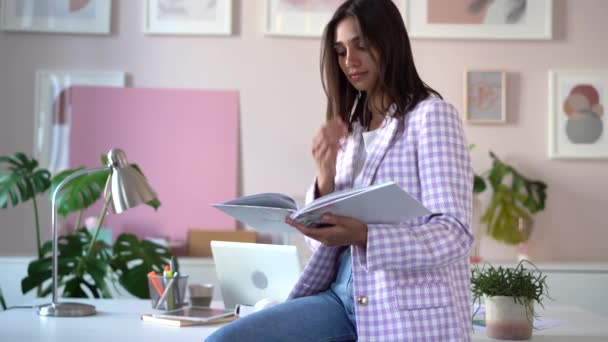 India mestiza feliz mujer de negocios leyendo documento en la oficina. — Vídeos de Stock