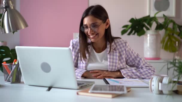 Mujer étnica hablando mirando el ordenador portátil, conferencia en línea distancia oficina chat, concepto de formación virtual — Vídeos de Stock