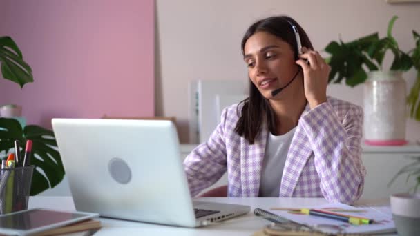 Etnisk kvinna talar tittar på bärbar dator, online konferens distans office chat, virtuell träning koncept — Stockvideo