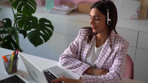 Ethnische Frau spricht mit Blick auf Laptop-Computer, Online-Konferenz Distanz Büro-Chat, virtuelles Trainingskonzept — Stockvideo