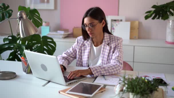 Mujer joven quitándose las gafas masajeando los ojos secos irritables. Cansado exceso de trabajo señora sensación de tensión ocular después de usar el ordenador portátil — Vídeos de Stock