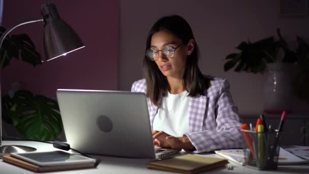 Mulher indiana relaxar sentar na mesa de escritório terminou laptop trabalho colocar as mãos atrás da cabeça se sentir satisfeito com o trabalho bem feito — Vídeo de Stock